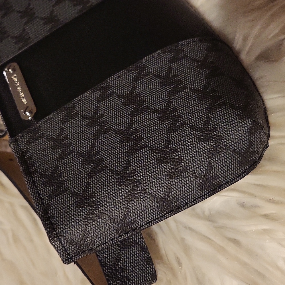 🖤LIKE NEW! Michael Kors Black and Gray Monogram Wristlet / Crossbody Bag! - Picture 4 of 8